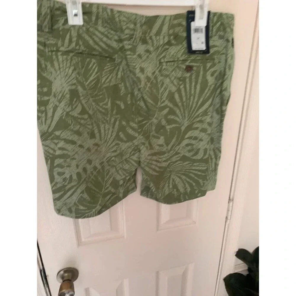 These Margaritaville Silver Sage green floral shorts 36w X 7L
